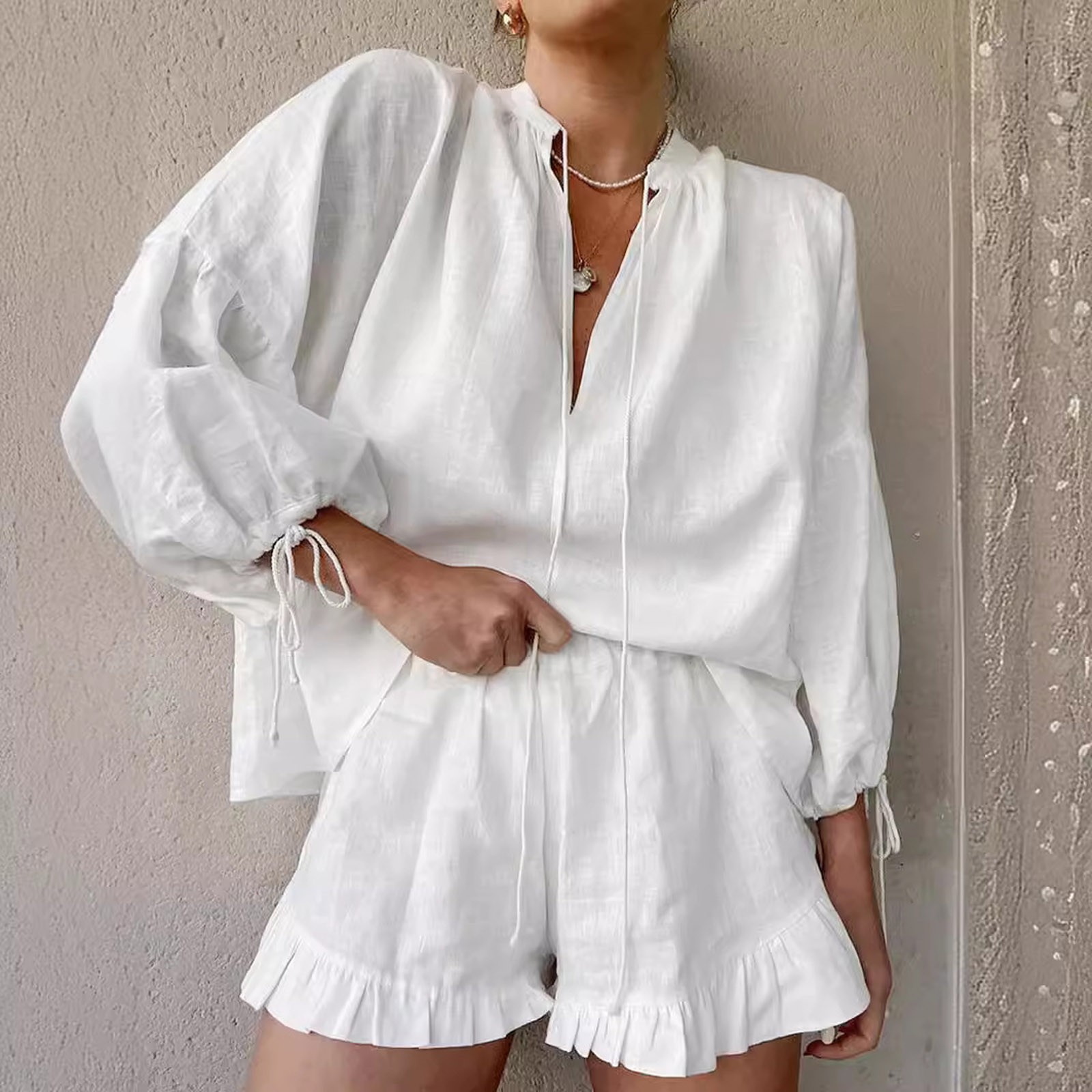 thumbnail image 2 of Conjunto de dos piezas de verano para mujer con camisa de cuello en V y manga corta y pantalones cortos: traje sexy y ajustado, tejido de poliéster, tallas S-XL para uso informal/vacaciones en la p, 2 of 5